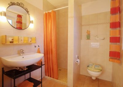 Badezimmer im Erdgeschoss im Ferienhaus 1 - Ein weiteres Badezimmer befindet sich im Obergeschoss