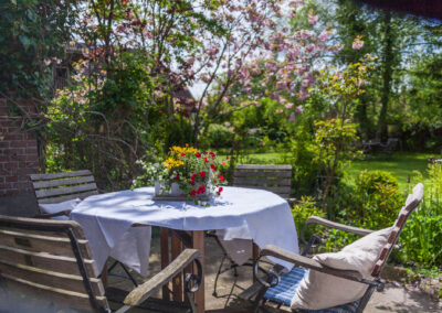 Starten Sie Ihren Urlaubstag mit einem Frühstück in unserem Garten: So geht Urlaub auf dem Ferienhof Weiland auf Fehmarn!